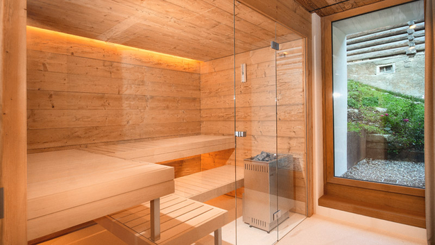 Eine nach Kundenwunsch geplante Bio-Sauna aus Arvenholz. BILD KÜNG